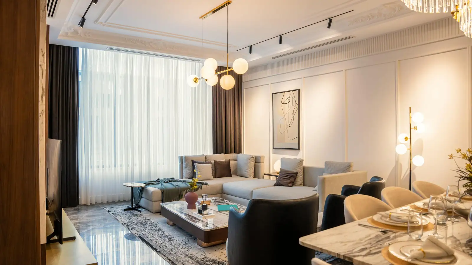 Coordinated lighting fixtures in a dining room